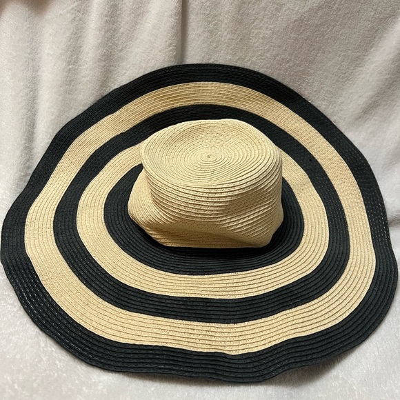 Black and tan wide brim beach hat - Picture 2 of 3